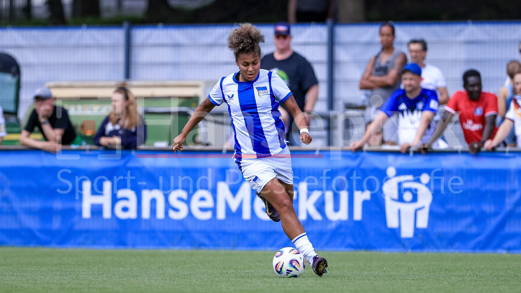 Fussball, Testspiel Frauen, Hamburger SV - Hertha BSC | Serwaah-Bonsu Danso (Hertha BSC, 31) am Ball, Freisteller, Einzelbild, Ganzkörper, Aktion, Action, Spielszene