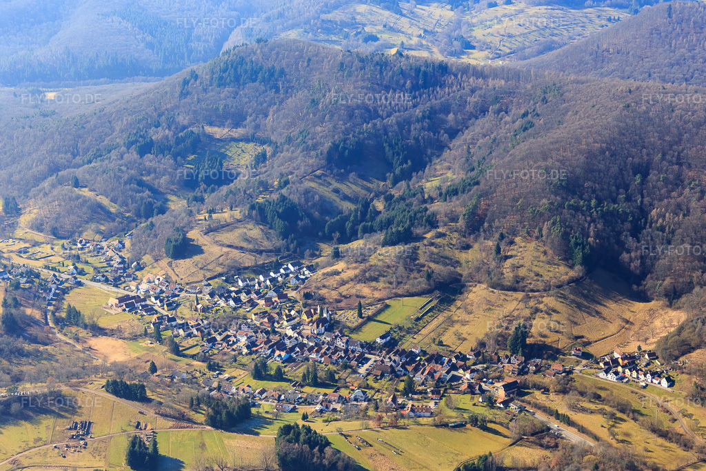 Luftbild: Dorfansicht im Pfälzerwald von Nordosten in Dernbach im Bundesland Rheinland-Pfalz in Deutschland. Foto: IMG_097033.jpg vom 25.02.2017 durch Werner Riehm/FLY-FOTO.de