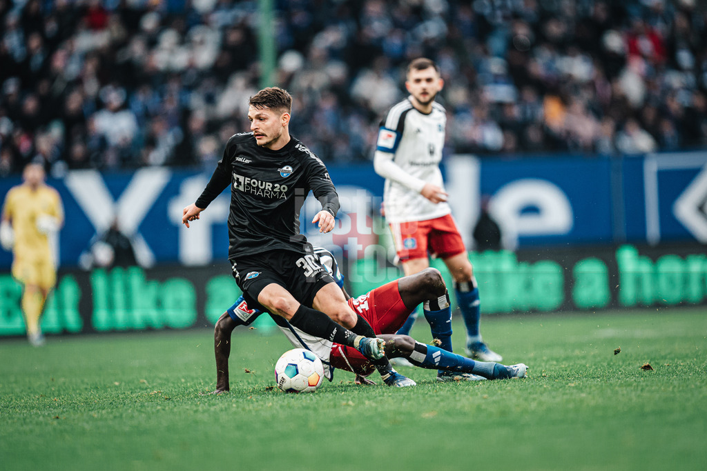 Fußball | Männer | Saison 2023/2024 | 2. Fußball-Bundesliga | 16. Spieltag | Hamburger SV vs. SC Paderborn 07 | 09.12.2023 | Florent Muslija (#30, SC Paderborn 07) kann der Gretsche von Bakery Jatta (#18, HSV) ausweichen