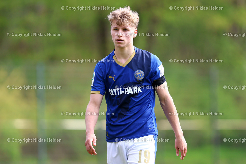 NH_HolsteinKielU19_1FCHeidenheimU19_DFBNachwuchsliga_18042026 | #19 Till Wiese (Holstein Kiel U19)Fußball I Herren I U19 DFB-Nachwuchsliga Hauptrunde Liga A, Gruppe B I Saison 2025-2026 I 9. Spieltag I Holstein Kiel U19 - 1. FC Heidenheim U19 I 18.04..2026 I Citti-Fußball-Park