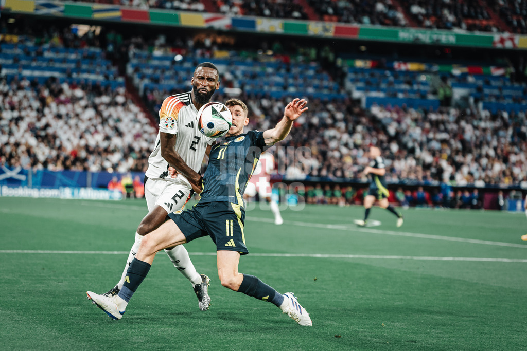 Fußball | Herren | UEFA-Fußball-Europameisterschaft 2024 | MD1 | Gruppe A | Deutschland vs. Schottland | 14.06.2024 | v.l. Antonio Rüdiger (#2, Deutschland) und Ryan Christie (#11, Schottland) kämpfen um den Ball