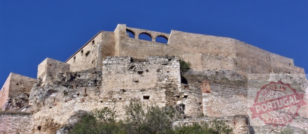 Castillo de Morella ancient fortress ruins against blue sky. Provincia de Castellon | Castillo de Morella stone fortress standing on a hill against a clear blue sky - Realisiert mit Pictrs.com