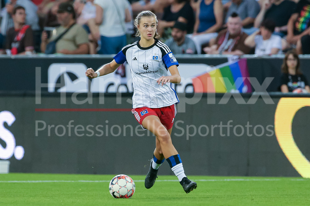 Fussball, DFB-Pokal Frauen, FC St. Pauli - Hamburger SV | v.li.: Irma Schittek (Hamburger SV, 12) Freisteller, Einzelbild, Ganzkörper, Aktion, Action, Spielszene, DIE DFB-RICHTLINIEN UNTERSAGEN JEGLICHE NUTZUNG VON FOTOS ALS SEQUENZBILDER UND/ODER VIDEOÄHNLICHE FOTOSTRECKEN. DFB REGULATIONS PROHIBIT ANY USE OF PHOTOGRAPHS AS IMAGE SEQUENCES AND/OR QUASI-VIDEO.