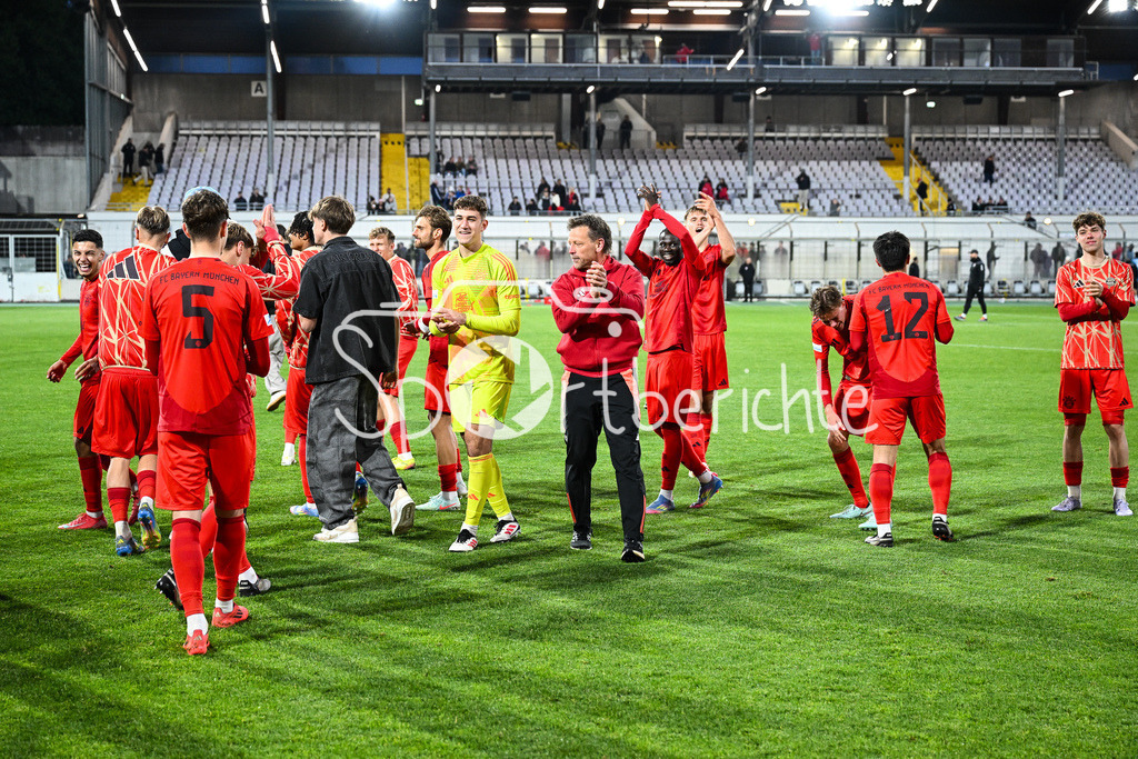 FC Bayern Amateure - Türkgücü München | Die Spieler der Bayern Amateure feiern zusammen mit den Fans nach dem letzten Heimspiel der Saison / Regionalliga Bayern: FC Bayern Muenchen II - Tuerkguecue Muenchen, Gruenwalder Stadion am 09.05.2025 / Holger SEITZ Cheftrainer FC Bayern München II