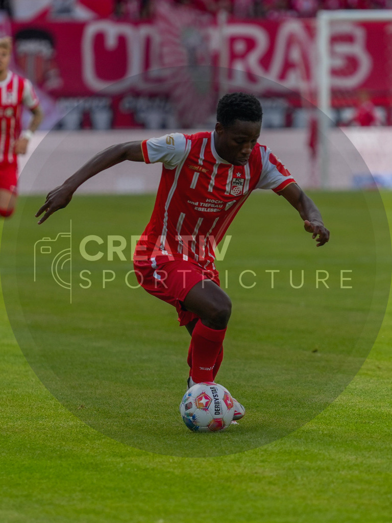 Fußball, Herren, Saison 2025/2026, Regionalliga Nordost, 1. Spieltag, FC Rot-Weiß Erfurt vs. FSV 63 Luckenwalde, Freitag 25.07.2025, Steigerwaldstadion Erfurt, | Fußball, Herren, Saison 2025/2026, Regionalliga Nordost, 1. Spieltag, FC Rot-Weiß Erfurt vs. FSV 63 Luckenwalde, Freitag 25.07.2025, Steigerwaldstadion Erfurt, Im Bild: Benjika Caciel (Erfurt) - Realisiert mit Pictrs.com