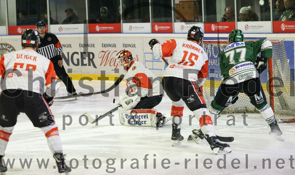 2024-01-12_072_TSV_Erding_gegen_EV_Dingolfing | Erding, Deutschland, 12.01.2024:
Eishockey, Bayernliga Vorrunde 2023 / 2024, 24. Spieltag, TSV Erding gegen EV Dingolfing, Endergebnis: 10:2

Dennis Jedrus (EV Dingolfing, #1), Lukas Krämmer (EV Dingolfing, #15), Philipp Michl (Erding Gladiators, #77)

Foto: Christian Riedel / fotografie-riedel.net