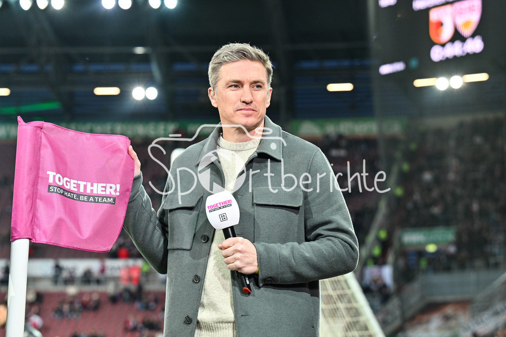 FC Augsburg - VfB Stuttgart | AUGSBURG, GERMANY - 22. MAERZ: im Bild Tobias SCHWEINSTEIGER am Mikro von DAZN / Inklusionsspieltag / Inklusion / Symbolbild / Symbolfoto während dem Bundesligamatch zwischen dem FC Augsburg und dem VfB Stuttgart am 27. Spieltag in der WWK Arena / DFL REGULATIONS PROHIBIT ANY USE OF PHOTOGRAPHS AS IMAGE SEQUENCES AND/OR QUASI-VIDEO