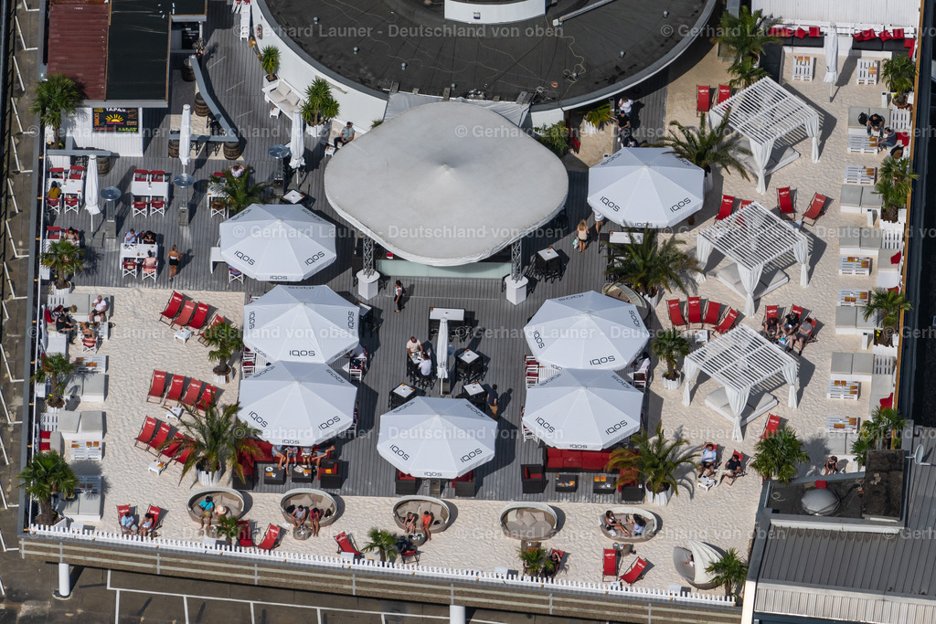 4031042 | HANNOVER 02.06.2020 Tische und Sitzbänke der Freiluft- Gaststätte auf dem Contiparkhaus Markthalle an der Röselerstraße in Hannover im Bundesland Niedersachsen, Deutschland. // Tables and benches of open-air restaurant on Contiparkhaus Markthalle on street Roeselerstrasse in Hannover in the state Lower Saxony, Germany. Foto: Gerhard Launer