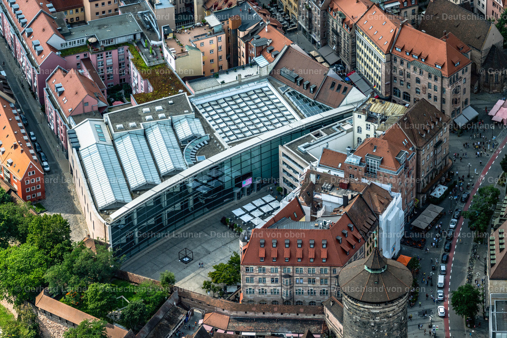 4047391 | Nürnberg 21.08.2021 Museum- und Ausstellungs- Gebäude- Ensemble "Neues Museum - Staatliches Museum für Kunst und Design Nürnberg" am Klarissenplatz - Luitpoldstraße im Ortsteil Altstadt - Sankt Lorenz in Nürnberg im Bundesland Bayern, Deutschland.