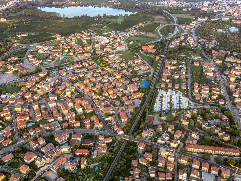 Aerial view: View of the town in Peschiera del Garda in the state Verona, Italy. – Photo: IMG-134998.jpg taken on 09/23/2022 by Werner Riehm/FLY-FOTO.com – Resolution of the original: 3804 x 2853 px