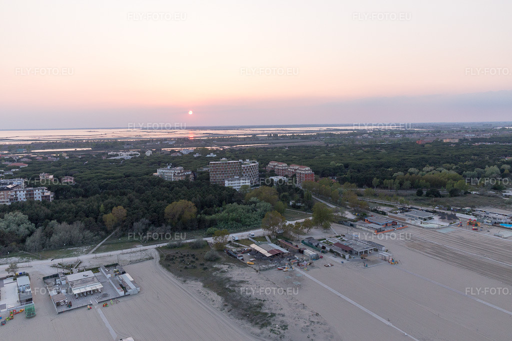 Vue aérienne: Vue de la ville à Lido di Spina dans le département Émilie-Romagne, Italie. Photo: IMG_098583.jpg prise le 05/04/2017 par Werner Riehm/FLY-FOTO.eu – Résolution de l'original: 5472 x 3648 px