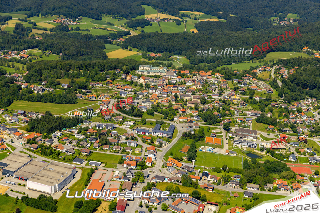 Aktuelles Luftbild von  Fürstenstein - Die Luftaufnahme wurde 2022 mittels UL-Flugzeug erstellt ( keine Drohne ) - hochauflösende Kamera-Systeme von  Canon -Beste Qualität - Für grossformatige Ausdrucke geeignet. Die Geschenkidee !
