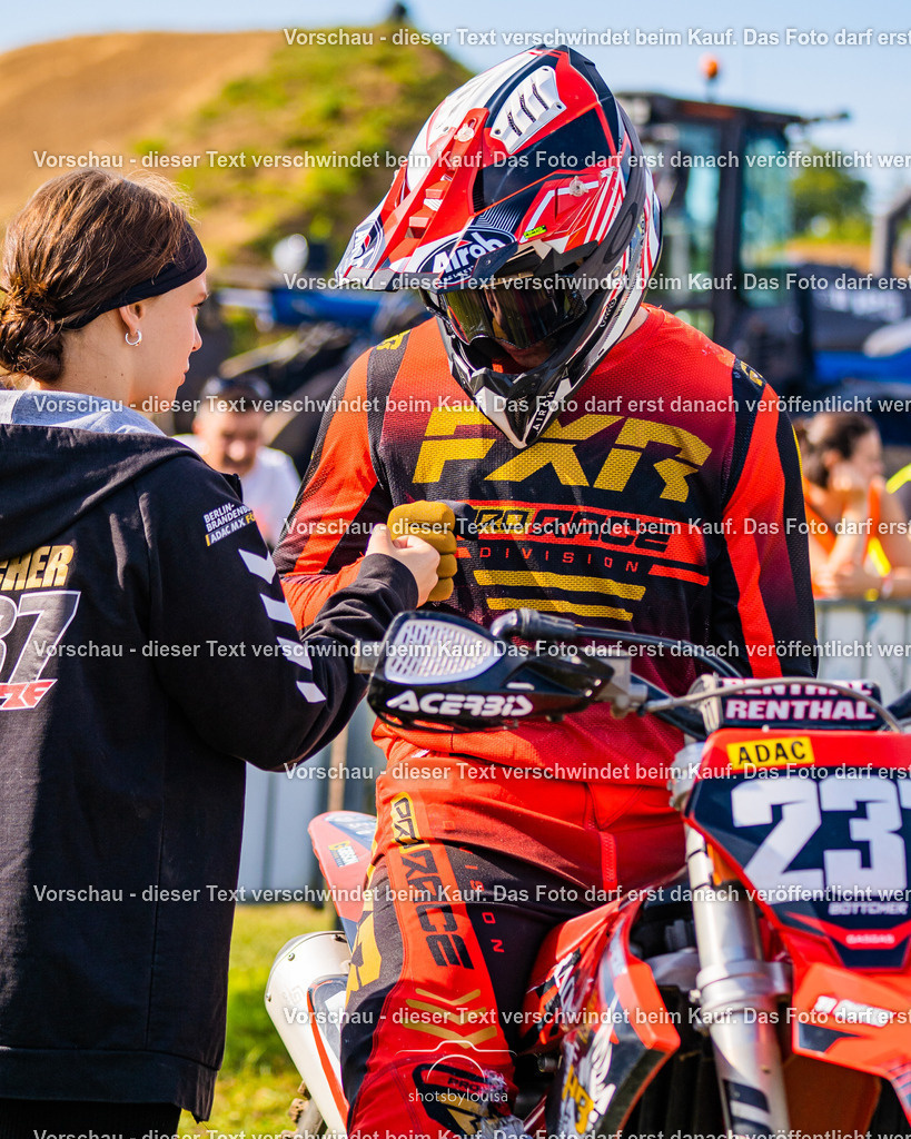 09_21_LM_Schenkenhorst-8217 | Sportfotografin aus Berlin-Brandenburg mit Fokus auf Motocross. Ich halte deine sportliche Leistung und echte Emotionen auf und neben der Strecke professionell fest. Entdecke die Fotos von deinem Rennen und bestelle sie direkt hier im Shop.