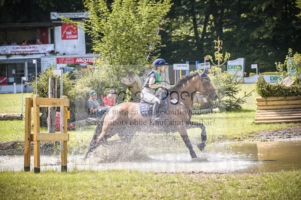 DOS_9792 | Entdecke hochwertige Reitturnierfotos von Foto Oger. Professionell, emotional und authentisch – jetzt Lieblingsmomente im Shop bestellen.Deutschlandweite Turnierfotografie. - Realisiert mit Pictrs.com