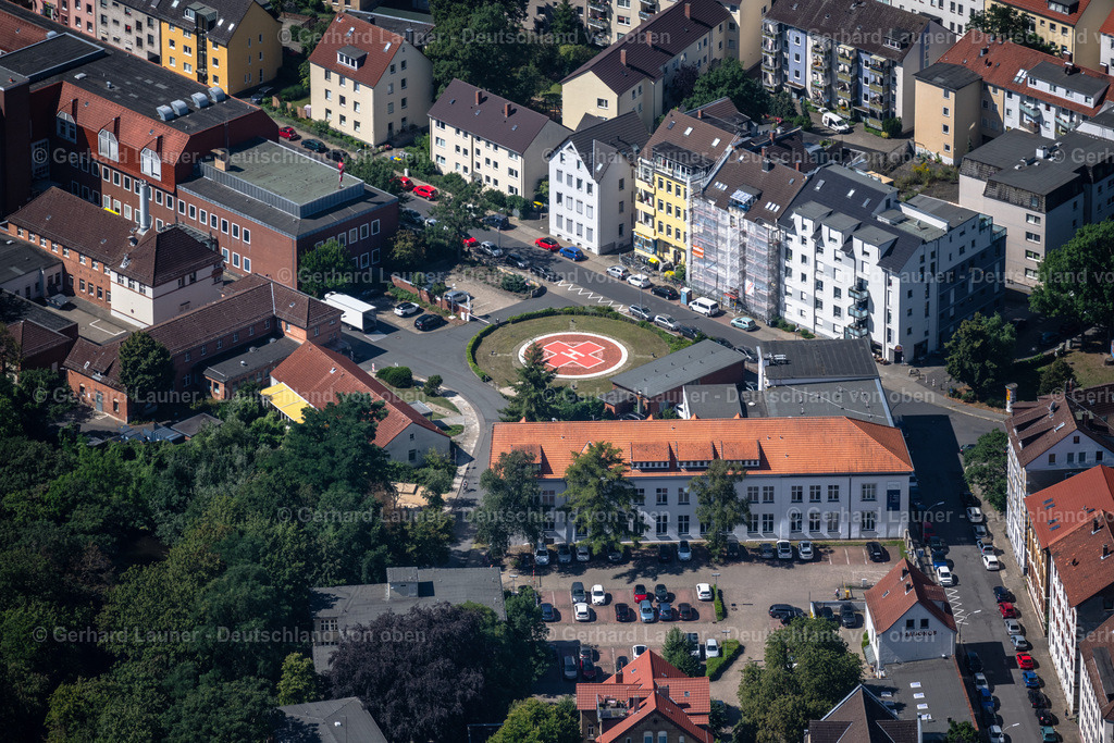 4035555 | BRAUNSCHWEIG 31.07.2020 Helikopter Landeplatz - Flugplatz für Hubschrauber des "Klinikum Braunschweig" an der Holwedestraße in Braunschweig im Bundesland Niedersachsen, Deutschland. Weiterführende Informationen bei: Städtisches Klinikum Braunschweig gGmbH. // Helipad - airfield for helicopters of the "Klinikum Braunschweig" in Brunswick in the state Lower Saxony, Germany. Further information at: Staedtisches Klinikum Braunschweig gGmbH. Foto: Gerhard Launer