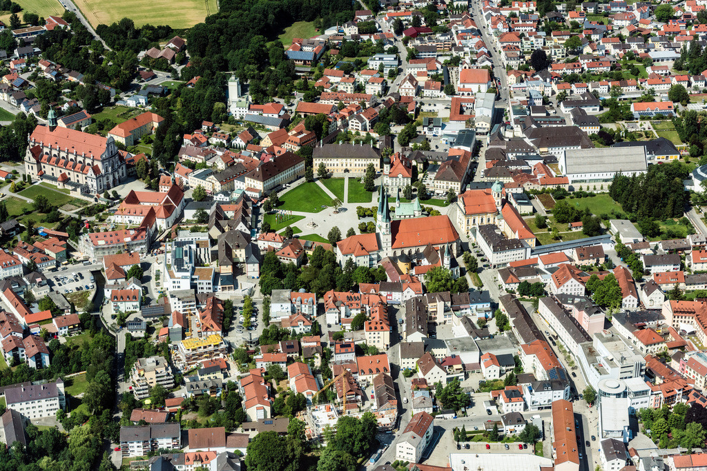 dr__0010343.jpg | ALTöTTING 05.07.2017 Altstadtbereich und Innenstadtzentrum in Altötting im Bundesland Bayern, Deutschland. // Old Town area and city center in Altoetting in the state Bavaria, Germany. Foto: Daniel Reiter