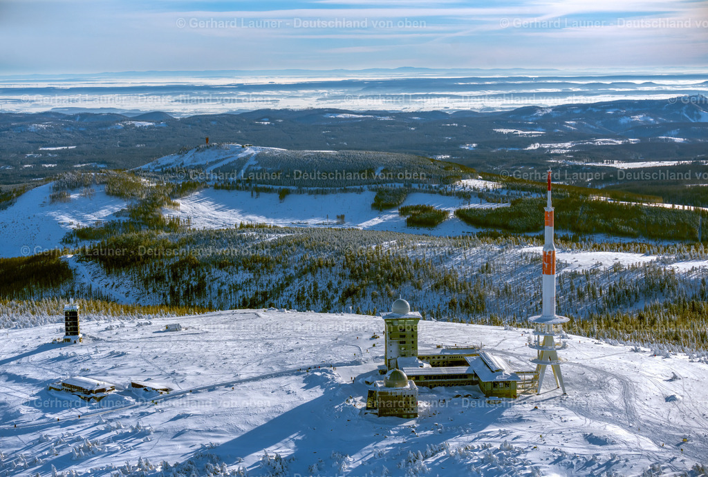 4044909 | SCHIERKE 14.02.2021 Winterlich schneebedeckte Funkturm und Sendeanlage auf der Kuppe des Brocken im Nationalpark Harz in Schierke im Bundesland Sachsen-Anhalt, Deutschland. Weiterführende Informationen bei: DFMG Deutsche Funkturm GmbH,  Deutscher Wetterdienst DWD. // Wintry snowy radio tower and transmitter on the crest of the mountain range Brocken in Harz in Schierke in the state Saxony-Anhalt, Germany. Further information at: DFMG Deutsche Funkturm GmbH,  Deutscher Wetterdienst DWD. Foto: Gerhard Launer