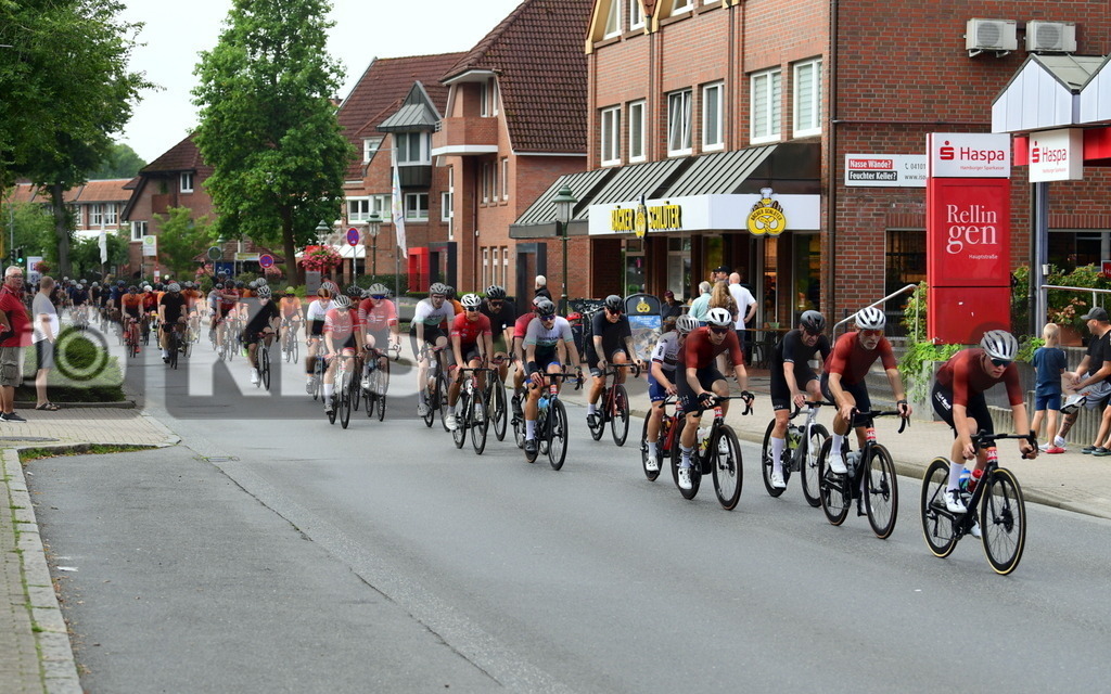 KBS Picture_Cyclassica-Hamburg_200823_005 | Hauptstrasse in Rellingen das Jedermannfeld 100KM ,
Bemer Cyclassics Hamburg Radrennen 2023 , 
Durch Hamburg und Schleswig-Holsten ,
UCI-WorldTour-Rennen Profi-Elite Herren ca.200KM , 
Amateurradfahrer Jedermann Rennen 60KM ,
Amateurradfahrer Jedermann Rennen 100KM , - Realisiert mit Pictrs.com