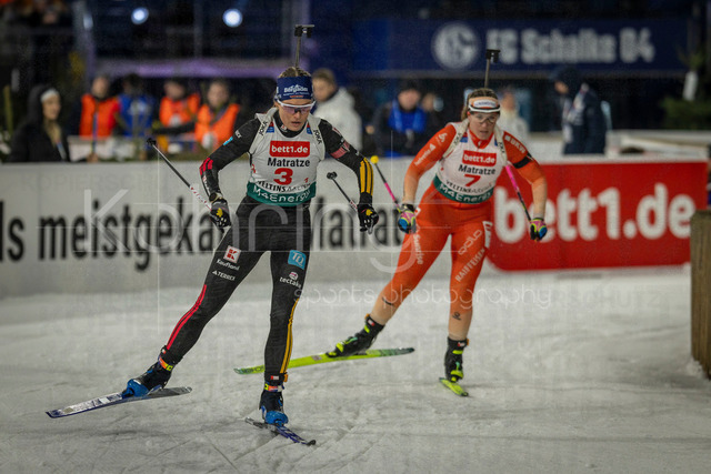 bett1.de WTC Biathlon auf Schalke, 28.12.2025 | Marlene Fichtner (Team Deutschland 2) vor Lena Häcki-Groß (Team Schweiz) bei der World Team Challenge (bett1.de WTC Biathlon auf Schalke) am 28.12.2025 in der Veltins-Arena in Gelsenkirchen (Deutschland). 
