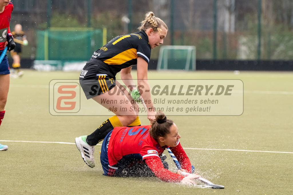 HK_20230401_106581 | 1. Bundesliga Damen Düsseldorfer HC - Harvestehuder THC  am 1.4.2023 DHC Düsseldorf, Düsseldorf , Pia Lhotak ( Düsseldorfer HC #5 ) , Schlüter Henriette ( Harvestehuder THC #11 )