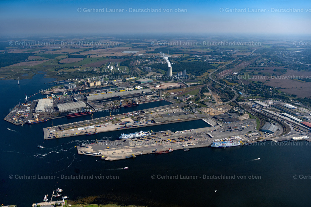 4061915 | ROSTOCK 08.09.2021 Hafenanlagen am Ufer des Hafenbeckens des Seehafen der ROSTOCK PORT GmbH im Ortsteil Peez in Rostock im Bundesland Mecklenburg-Vorpommern, Deutschland. Weiterführende Informationen bei: Euroports Germany GmbH &amp; Co. KG,  Liebherr-International Deutschland GmbH,  ROSTOCK PORT GmbH. // Port facilities on the shores of the harbor of of Seehafen of ROSTOCK PORT GmbH in the district Peez in Rostock in the state Mecklenburg - Western Pomerania, Germany. Further information at: Euroports Germany GmbH &amp; Co. KG,  Liebherr-International Deutschland GmbH,  ROSTOCK PORT GmbH. Foto: Gerhard Launer