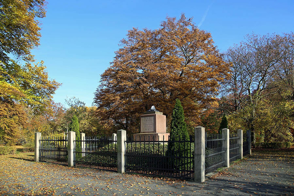 Foto: Leipzig - Napoleonstein | Das Team hinter BILDLEXIKON LEIPZIG bündelt historische wie aktuelle Informationen über die Stadt Leipzig in Text und Bild auf einer Plattform und stellt diese der interessierten Öffentlichkeit zur Verfügung.