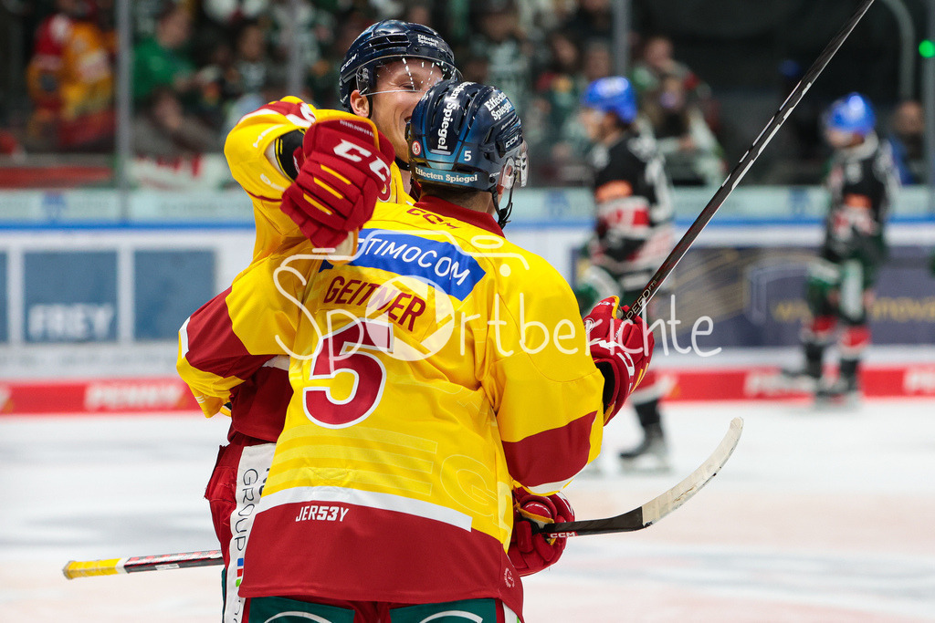 Augsburger Panther - Duesseldorfer EG | Die Gaeste jubeln nach dem Treffer zum 0-1 durch Stephen MACAULAY (DEG #81)