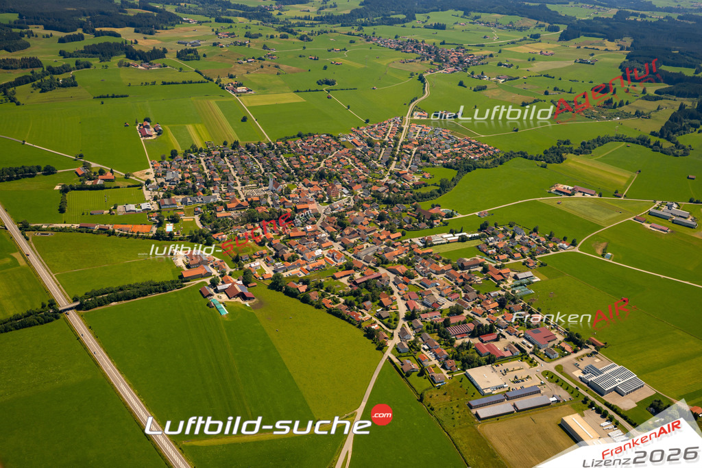 Das Luftbild zeigt :  Unterthingau - Die Luftaufnahme wurde 2024 vom UL-Flugzeug aus erstellt ( keine Drohne ) - Hochauflösende Luftaufnahme - Für grossformatige Ausdrucke geeignet. Die Geschenkidee !Mit Lizenz und Bildrechte bestellbar