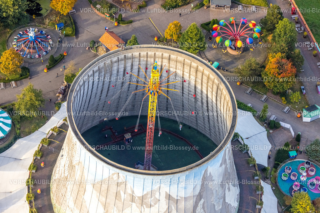 Kalkar241014415 | Luftbild, Kalkar Wunderland, Energy Factory am Fluss Rhein, Familienpark mit Events wie Achterbahn und Wildwasserbahn und Fahrgeschäften, Hotel, Kongresszentrum, Gastronomie, Kettenkarussell Vertical Swing im Kühlturm, Hönnepel, Kalkar, Niederrhein, Nordrhein-Westfalen, Deutschland