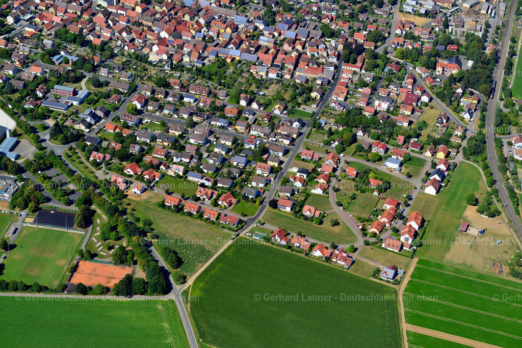3650267 | BERGTHEIM 31.08.2016 Ortsansicht am Rande von landwirtschaftlichen Feldern und Nutzflächen  in Bergtheim im Bundesland Bayern, Deutschland // Village view on the edge of agricultural fields and land  in Bergtheim in the state Bavaria, Germany Foto: Gerhard Launer