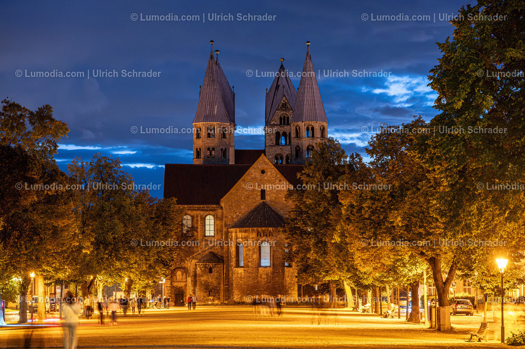 10049-13696 - Nacht der Kirchen in Halberstadt | Stockfoto und Bilderpool mit Bildmaterial aus Deutschland, dem Harz, Halberstadt, Quedlinburg, Wernigerode und weltweit. Qualitativ hochwertige und professionelle Fotos anschauen und kaufen. - Realisiert mit Pictrs.com