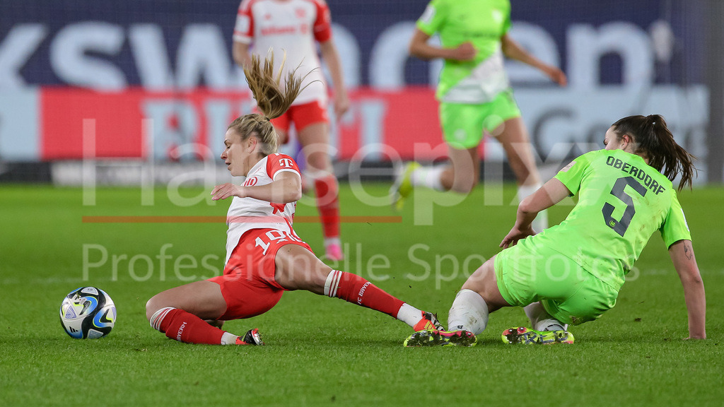 Fussball, Google Pixel Frauen-Bundesliga, VfL Wolfsburg - FC Bayern München | v.li.: Linda Dallmann (FC Bayern München, 10) und Lena Oberdorf (VfL Wolfsburg, 5) im Zweikampf, Duell, Dynamik, Aktion, Action, Spielszene, DIE DFB-RICHTLINIEN UNTERSAGEN JEGLICHE NUTZUNG VON FOTOS ALS SEQUENZBILDER UND/ODER VIDEOÄHNLICHE FOTOSTRECKEN. DFB REGULATIONS PROHIBIT ANY USE OF PHOTOGRAPHS AS IMAGE SEQUENCES AND/OR QUASI-VIDEO.