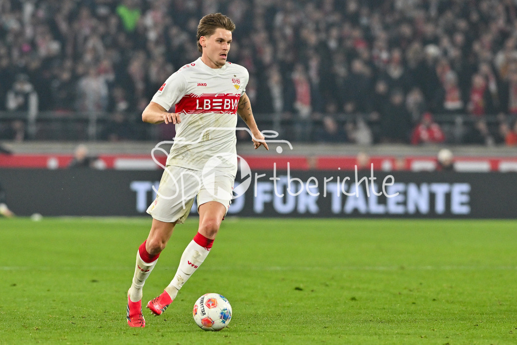 VfB Stuttgart - SG Eintracht Frankfurt | STUTTGART, GERMANY - 13. JANUARY: am Ball Ramon HENDRIKS (VfB Stuttgart 3) / Einzelfoto / Freisteller während dem Bundesligamatch zwischen dem VfB Stuttgart und der SG Eintracht Frankfurt am 17. Spieltag in der MHP-Arena / DFL REGULATIONS PROHIBIT ANY USE OF PHOTOGRAPHS AS IMAGE SEQUENCES AND/OR QUASI-VIDEO