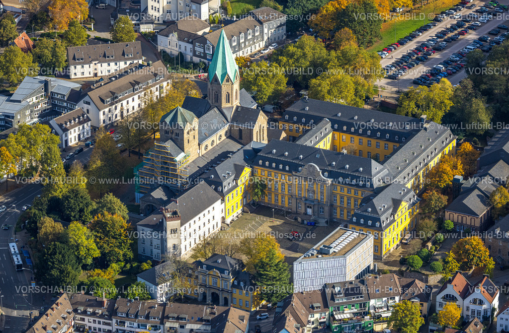Essen251002835Sued | Luftbild, kath. Basilika St. Ludgerus und Folkwang Universität der Künste, Baustelle mit Baugerüst, Bredeney, Essen, Ruhrgebiet, Nordrhein-Westfalen, Deutschland