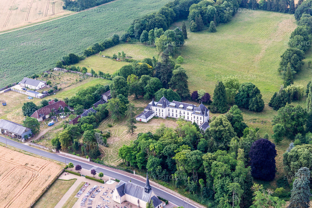Aerial view: View of the town in Ambloy in the state Loir et Cher, France. – Photo: IMG_101158.jpg taken on 06/24/2017 by Werner Riehm/FLY-FOTO.com – Resolution of the original: 5233 x 3488 px