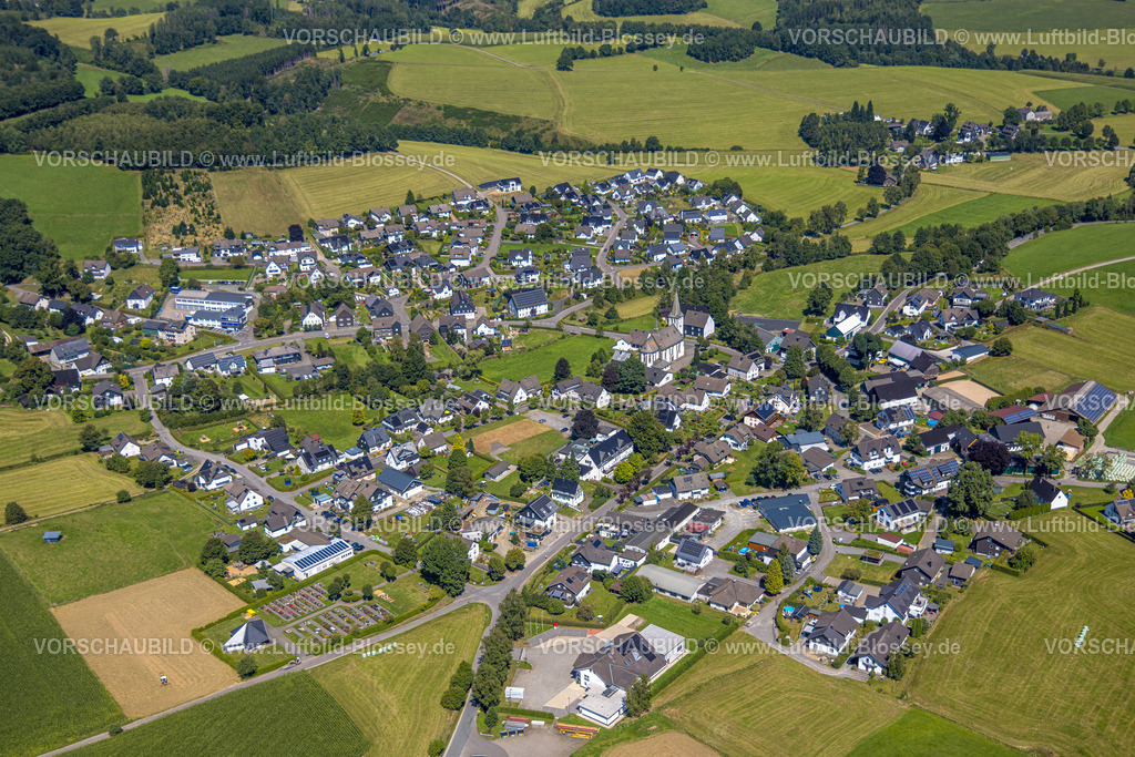 Olpe250810594 | Luftbild, Wohngebiet Ortsansicht Ortsteil Iseringhausen, Drolshagen, Sauerland, Nordrhein-Westfalen, Deutschland