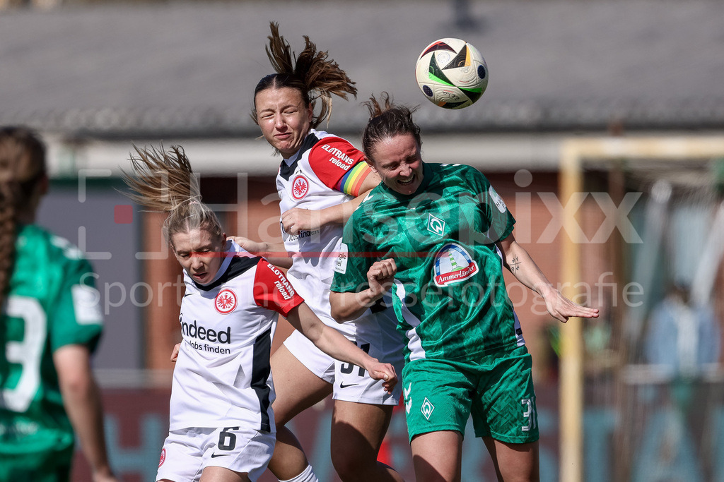 Fussball, Google Pixel Frauen-Bundesliga, SV Werder Bremen - Eintracht Frankfurt | v.li.: Elisa Senß (Eintracht Frankfurt, 6), Tanja Pawollek (Eintracht Frankfurt, 31) und Verena Wieder (SV Werder Bremen, 31) im Kopfballduell, Kopfball, Zweikampf, Action, Aktion, Spielszene, DIE DFB-RICHTLINIEN UNTERSAGEN JEGLICHE NUTZUNG VON FOTOS ALS SEQUENZBILDER UND/ODER VIDEOÄHNLICHE FOTOSTRECKEN. DFB REGULATIONS PROHIBIT ANY USE OF PHOTOGRAPHS AS IMAGE SEQUENCES AND/OR QUASI-VIDEO.