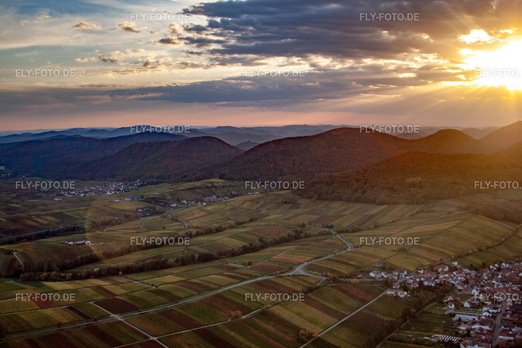 Sonnenuntergang zwischen Ranchbach und Leinsweiler | Luftbild: Sonnenuntergang zwischen Ranchbach und Leinsweiler im Ortsteil Arzheim in Landau im Bundesland Rheinland-Pfalz in Deutschland. Foto: IMG_60409.jpg vom 22.10.2013 durch Werner Riehm/FLY-FOTO.de - Realisiert mit Pictrs.com
