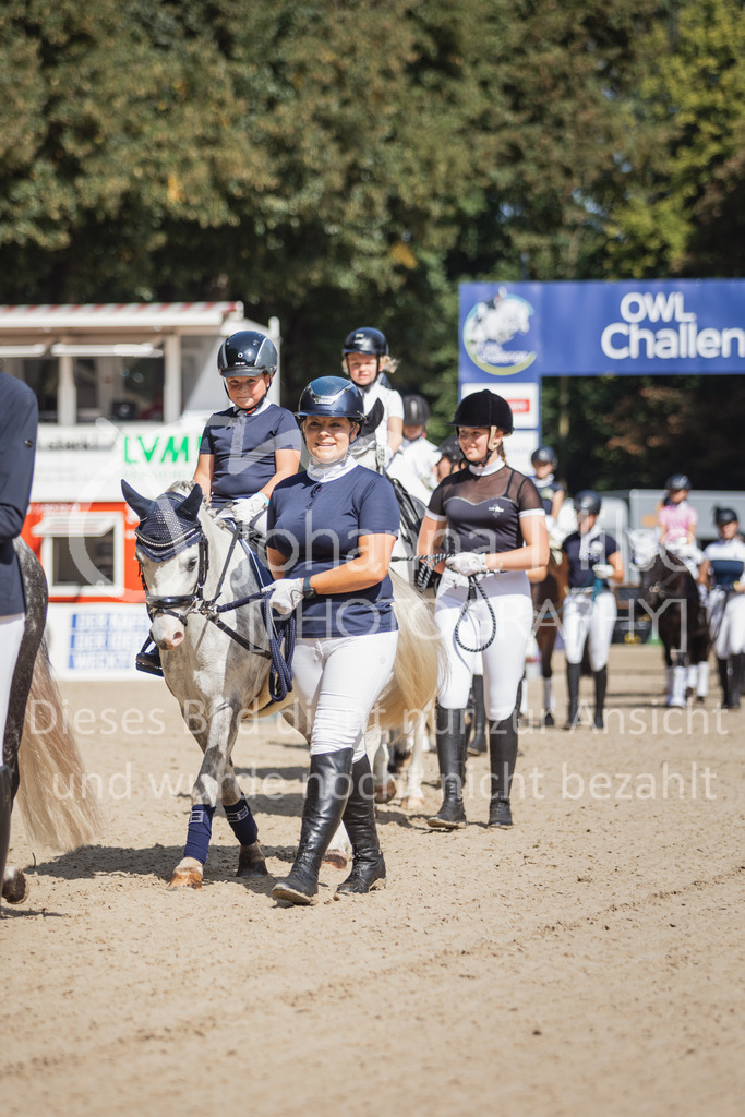 230910_OWLCh_Führzügel-167 | Deine schönsten Turniermomente als professionelle Fotos! Entdecke hochwertige Pferdesport-Fotografie im Online-Shop. Jetzt Fotos finden & bestellen!