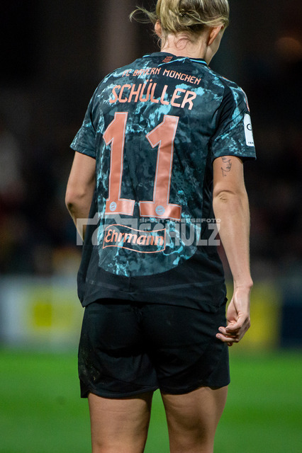 20241020NSZ_1808 | Lea Schüller (Bayern München,No.11) RückenansichtDEU, Leverkusen, 20.10.2024 Fußball, Frauen, Google Pixel Frauen-Bundesliga, Saison 2024/2025, 7. Spieltag, Bayer 04 Leverkusen - FC Bayern MünchenDIE DFB-RICHTLINIEN UNTERSAGEN JEGLICHE NUTZUNG VON FOTOS ALS SEQUENZBILDER UND/ODER VIDEOÄHNLICHE FOTOSTRECKEN - Realisiert mit Pictrs.com