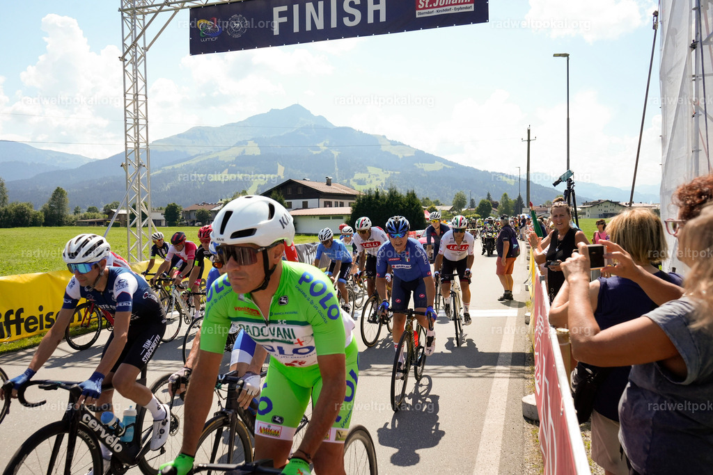 402_20230817_Bewerb_Maenner_Muehlanger | AUT - OESTERREICH, 2023-08-16: SPORT RENNRAD-FAHREN - 55. INTERNATIONALER RADWELTPOKAL IN ST. JOHANN IN TIROL  - Vintage-Radrennen mit WM-Bronze-Medaillen-Siegerin Christina Schweinberger, den Teilnehmer und Alexander Baumann (vom Orginastions-Team) - TAG 2 BEWERB MAENNER IN SECHS GRUPPEN  ; Foto: Roland Muehlanger