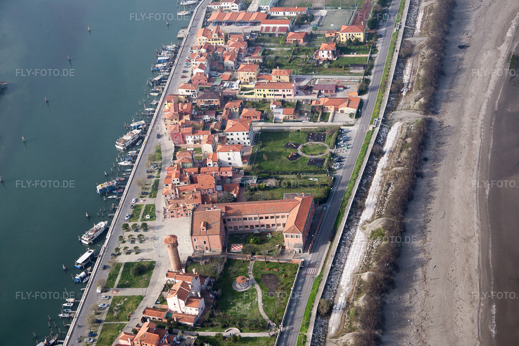 Luftbild: Siedlungsgebiet im Ortsteil Pellestrina in Venedig in Pellestrina im Bundesland Venetien in Italien.Foto: IMG_087449.jpg vom 06.04.2016 durch Werner Riehm/FLY-FOTO.deAuflösung des Originals: 5472 x 3648 px
