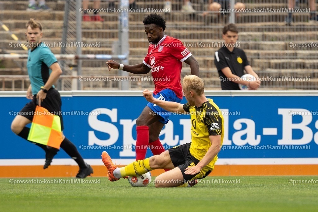 xkwi17082501034 | 17.08.2025, xkwix, Fußball, Regionalliga West, Borussia Dortmund U23 - Wuppertaler SV, Stadion Rote Erde: Jeff‑Denis Fehr (Wuppertaler SV #19) im Zweikampf gegen Ben Hüning (Borussia Dortmund 2 #15)