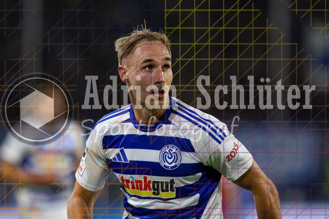 MSV Duisburg vs Rot-Weiss Essen - 3. Liga | Duisburg, Deutschland, 26.10.25:   Florian Krüger (MSV Duisburg) schaut waehrend des Spiels der 3. Liga MSV Duisburg vs Rot-Weiss Essen in der schauinsland-reisen-arena(Foto von Brauer-Fotoagentur / Adrian Schlueter)