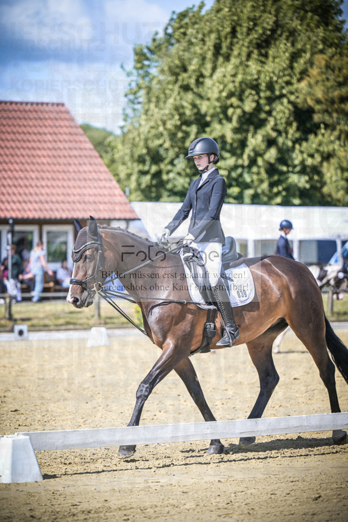 DOS_7087 | Entdecke hochwertige Reitturnierfotos von Foto Oger. Professionell, emotional und authentisch – jetzt Lieblingsmomente im Shop bestellen.Deutschlandweite Turnierfotografie. - Realisiert mit Pictrs.com