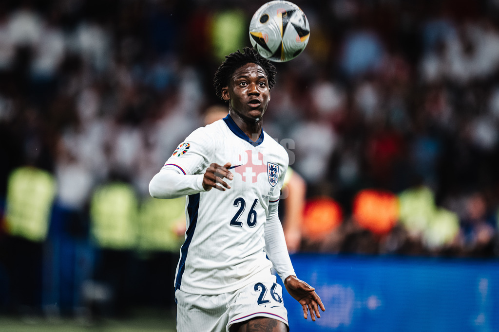 Fußball | Herren | UEFA-Fußball-Europameisterschaft 2024 | Finale | Spanien vs. England | 14.07.2024 | Kobbie Mainoo (#26, England) mit Augen auf dem Ball