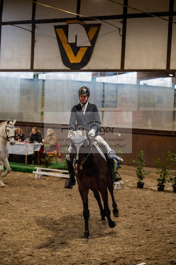 Hallenreittunier Voxtrup 2023 | Entdecke hochwertige Reitturnierfotos von Foto Oger. Professionell, emotional und authentisch – jetzt Lieblingsmomente im Shop bestellen.Deutschlandweite Turnierfotografie. - Realisiert mit Pictrs.com
