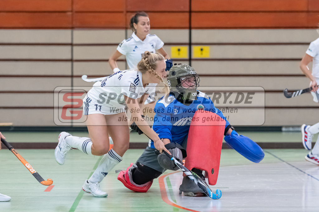 HK_20221126_101738 | 1. Bundesliga ( Halle ) Damen Crefelder HTC - Düsseldorfer HC am 27.11.2022 Crefelder HTC, Krefeld , Gillessen Jana ( Torfrau Crefelder HTC #2 ) , Sara Strauss ( Düsseldorfer HC #11 )