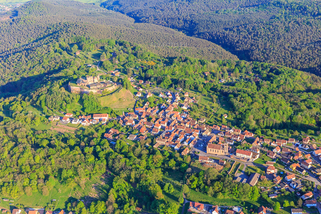 Vue aérienne: Vue de la ville dans les Vosges du Nord depuis le nord-ouest avec l'église Notre-Dame-Marie-Auxilliatrice en contrebas du château de Lichtenberg à Lichtenberg dans le département Bas Rhin, France. Photo: IMG_145806.jpg prise le 30/04/2025 par Werner Riehm/FLY-FOTO.euRésolution de l'original: 5034 x 3356 pxVisiter le château de Lichtenberg dans les Vosges du Nord - Alsace