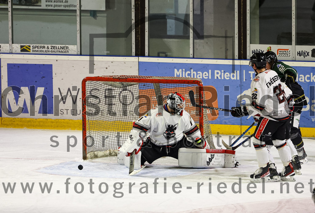 2022-09-30_023_TSV_Erding_gegen_EV_Dingolfing | Erding, Deutschland, 30.09.2022:
Eishockey, Bayernliga 2022 / 2023, Testspiel, TSV Erding gegen EV Dingolfing, Endergebnis: 3:4

Torwart Dennis Jedrus (EV Dingolfing, #1), William Theberge (EV Dingolfing, #28), Marius von Friderici-Steinmann (Erding Gladiators, #92)

Foto: Christian Riedel / fotografie-riedel.net